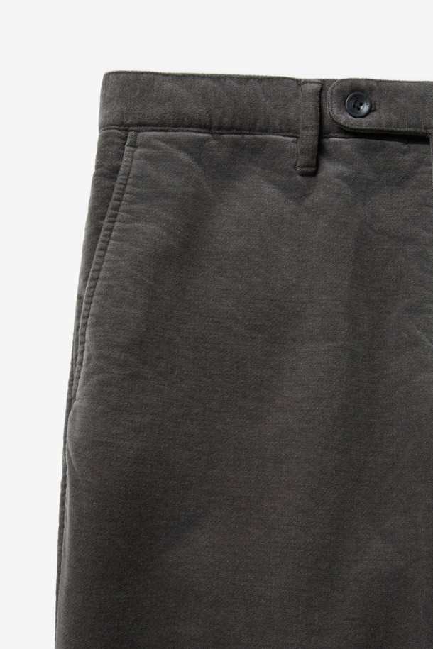 마일드 코튼 혼방 치노 팬츠는 부드러운 촉감의 면 소재와 신축성을 더해 편안한 착용감을 선사합니다. 베이직한 디자인으로 클래식, 미니멀, 캐주얼 등 다양한 스타일을 연출하기 좋습니다. 겨울철 출근룩에 적합하며, 레귤러핏과 긴 기장으로 안정적인 실루엣을 완성합니다. 베이지 컬러의 무지 디자인은 어떤 상의와도 쉽게 매치되어 활용도가 높습니다. 데일리 팬츠로 손색없는 활용도 높은 치노 팬츠입니다.
