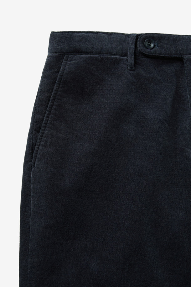 부드러운 촉감의 마일드 코튼 혼방 치노 팬츠입니다. 그레이 컬러의 무지 디자인으로, 베이직한 스타일을 연출하며 출근룩과 비즈니스 캐주얼에 적합합니다. 면과 스판덱스 소재 혼방으로 제작되어 편안한 착용감과 활동성을 제공하며, 레귤러핏으로 누구나 부담 없이 착용 가능합니다. 겨울철에도 따뜻하게 입을 수 있으며, 다양한 상의와 매치하여 클래식, 미니멀, 캐주얼 스타일을 연출할 수 있습니다. 스트레치 원단으로 활동량이 많은 날에도 불편함 없이 착용 가능합니다.
