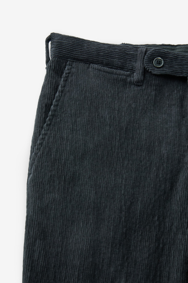 파브리카 코듀로이 스트레치 셋업 팬츠는 가을과 겨울, 세련된 스타일을 연출하기에 좋은 남성용 코듀로이 슬림핏 긴바지입니다. 부드러운 코듀로이와 면 혼방 소재로 제작되어 편안한 착용감을 선사하며, 스트레치 기능으로 활동성을 높였습니다. 차분한 그레이 컬러는 어떤 상의와도 잘 어울려 출근룩, 비즈니스 캐주얼, 모임룩 등 다양한 TPO에 활용 가능합니다. 클래식, 미니멀, 시크한 스타일을 즐기는 남성분들께 추천합니다. 특히 셋업 스타일로 출시되어 더욱 세련된 코디를 완성할 수 있습니다.
