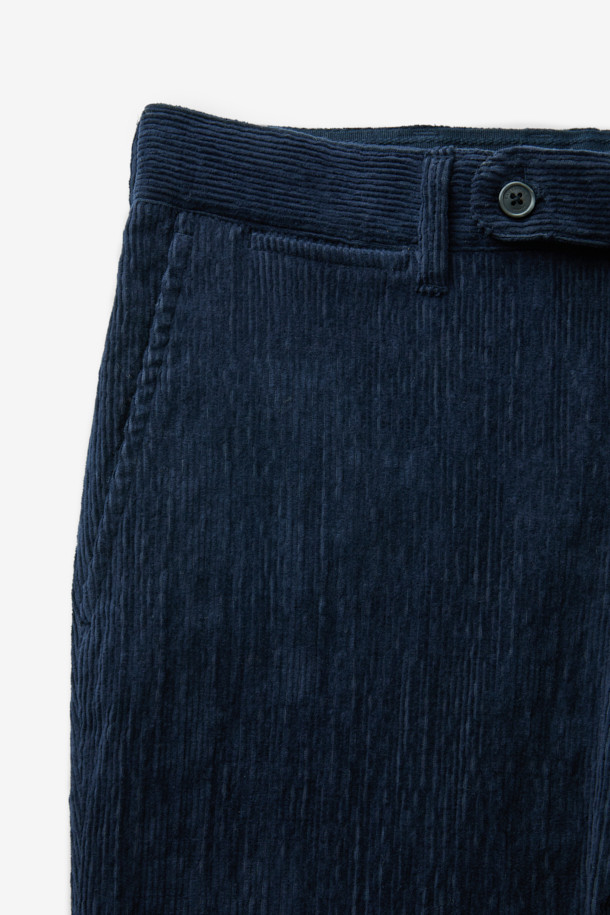 파브리카 코듀로이 스트레치 셋업 팬츠는 세련된 스타일을 추구하는 당신을 위한 완벽한 선택입니다. 부드러운 코듀로이 소재와 코튼 혼방으로 제작되어 편안한 착용감을 선사하며, 슬림핏 디자인으로 시크한 매력을 더합니다. 출근룩, 비즈니스 캐주얼, 모임룩 등 다양한 TPO에 활용 가능하며, 클래식, 미니멀, 시크 스타일을 즐기는 분들께 추천합니다. 특히, 스트레치 기능이 더해져 활동성을 높여줍니다. 그레이 컬러로 어떤 상의와도 쉽게 매치하여 멋스러운 셋업 스타일을 연출해보세요.
