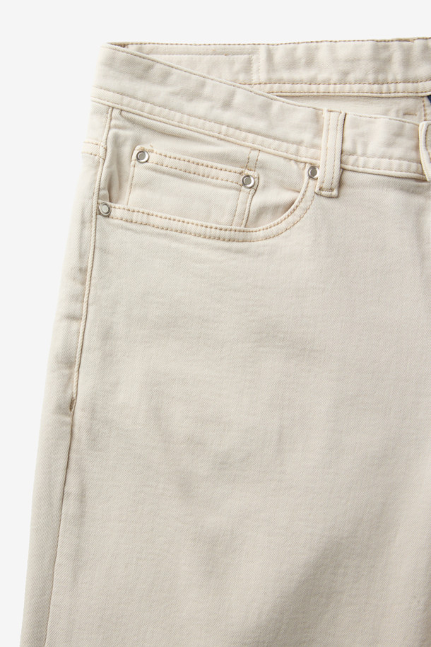 부드러운 에크루 컬러의 코튼 데님 팬츠입니다. 가먼트다잉 기법으로 제작되어 자연스러운 색감과 빈티지한 무드를 연출합니다. 안감은 기모 처리되어 겨울철에도 따뜻하게 착용 가능하며, 스트레치성 소재로 활동성을 높였습니다. 캐주얼 및 미니멀 스타일의 출근룩에 적합하며, 두꺼운 두께감으로 안정감 있는 핏을 선사합니다. 무지 디자인으로 어떤 상의에도 잘 어울려 활용도가 높습니다.
