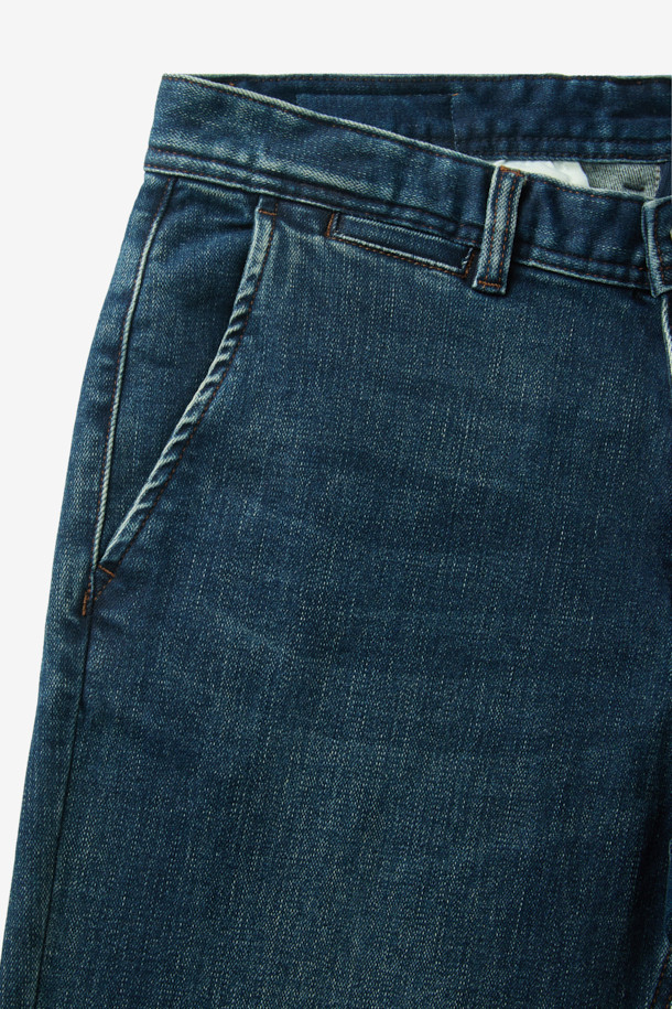 네이비 컬러의 울 소재 데님 팬츠입니다. 가을, 겨울 시즌에 어울리는 두꺼운 두께감으로 보온성이 뛰어나며, 부드러운 촉감을 선사합니다. 베이직하고 캐주얼한 스타일로, 일상복뿐만 아니라 출근룩으로도 활용 가능합니다. 레귤러핏으로 제작되어 편안한 착용감을 제공하며, 치노 팬츠 형태의 디자인이 특징입니다. 클래식, 미니멀, 캐주얼 등 다양한 스타일 연출에 활용할 수 있습니다.
