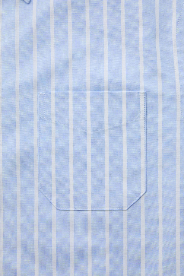 SOMELOS 볼드 스트라이프 옥스포드 셔츠는 부드러운 면 소재로 제작되어 편안한 촉감을 선사합니다. 블루와 화이트 컬러의 스트라이프 패턴이 캐주얼하면서도 베이직한 스타일을 연출하며, 봄, 여름 시즌에 활용하기 좋습니다. 옥스포드 소재 특유의 고급스러운 질감은 출근룩이나 비즈니스 캐주얼에 적합하며, 셔츠의 레귤러 기장과 긴 소매 디자인은 클래식하고 미니멀한 스타일을 완성합니다. 카라 넥 라인으로 깔끔한 인상을 주어 다양한 스타일링에 활용하기 좋습니다.
