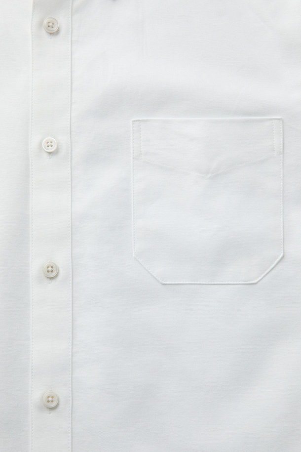 SOMELOS(소멜로스) 옥스포드 셔츠는 캐주얼, 클래식, 미니멀 스타일을 모두 아우르는 베이직 셔츠입니다. 부드러운 촉감의 면 소재로 제작되어 사계절 내내 편안하게 착용할 수 있으며, 레귤러 핏과 긴 소매 기장으로 어떤 스타일에도 잘 어울립니다. 화이트 컬러의 무지 디자인에 투톤 컬러 옥스포드 조직으로 은은한 포인트를 더했습니다. 차이나칼라 디테일이 돋보이는 옥스포드 셔츠로, 일상에서 폭넓게 활용할 수 있습니다.
