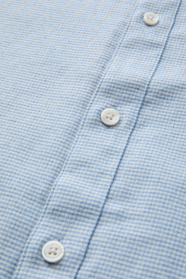 SOMELOS(소멜로스) 코튼 캐시미어 하운드투스 셔츠는 부드러운 촉감의 면과 캐시미어 혼방 소재로 제작되어 가을, 겨울 시즌에 착용하기 좋습니다. 하늘색 컬러의 레귤러핏 셔츠로, 베이직하면서도 클래식한 하운드투스 패턴이 돋보입니다. 차이나칼라와 긴 소매 디자인으로, 출근룩, 비즈니스 캐주얼, 모임룩 등 다양한 TPO에 활용할 수 있습니다. 밀드 가공 처리되어 물세탁이 가능하며, 스타일은 클래식과 미니멀을 추구하는 분들께 추천합니다.
