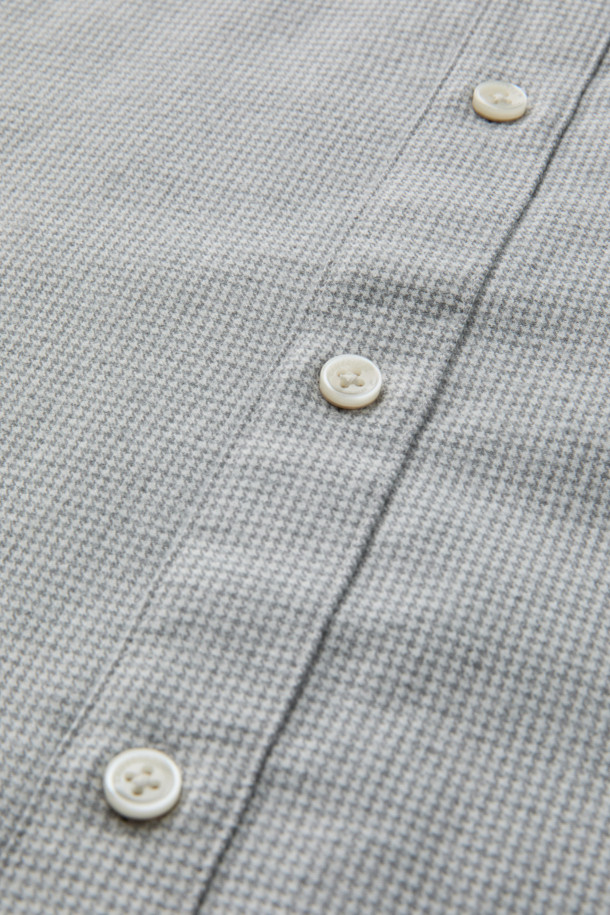 SOMELOS(소멜로스) 코튼 캐시미어 하운드투스 셔츠는 부드러운 촉감의 면과 캐시미어 혼방 소재로 제작되어 겨울철에도 따뜻하게 착용할 수 있습니다. 클래식한 무드의 그레이 컬러 하운드투스 패턴이 돋보이며, 레귤러 핏과 긴 소매 기장으로 편안한 착용감을 선사합니다. 출근룩, 비즈니스 캐주얼, 모임룩 등 다양한 TPO에 활용 가능한 실용적인 아이템입니다. 밀드 가공 처리와 물세탁이 가능하여 관리가 용이합니다. 미니멀하고 클래식한 스타일을 즐기는 분들께 추천합니다.
