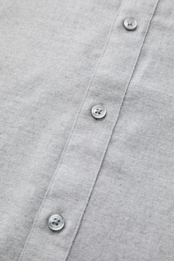 SOMELOS(소멜로스) 코튼 캐시미어 솔리드 셔츠는 부드러운 촉감의 면과 캐시미어 혼방 소재로 제작되어 간절기부터 겨울까지 착용하기 좋습니다. 차이나칼라 디자인과 레귤러핏으로 베이직하면서도 클래식한 스타일을 연출하며, 출근룩, 비즈니스 캐주얼, 모임룩 등 다양한 TPO에 활용할 수 있습니다. 얇은 두께감과 긴 소매 기장으로 간결한 실루엣을 완성하며, 미니멀한 무드의 데일리 아이템으로 활용하기 좋습니다. 밀드 가공 처리되어 물세탁이 가능하여 관리가 용이합니다.
