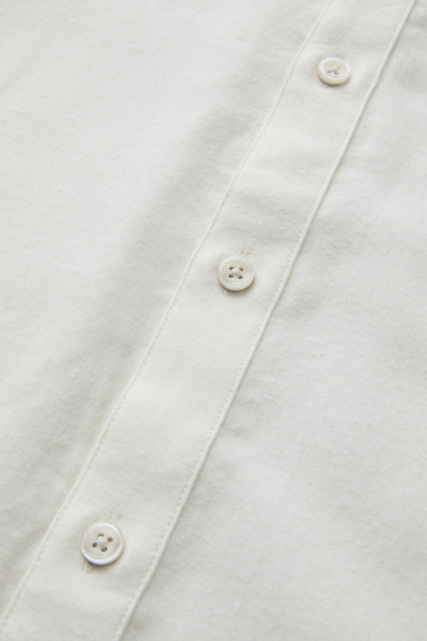 SOMELOS(소멜로스) 코튼 캐시미어 솔리드 셔츠는 부드러운 촉감의 면과 캐시미어 혼방 소재로 제작되어 간절기부터 겨울까지 착용하기 좋습니다. 차분하고 세련된 화이트 컬러의 무지 디자인에 레귤러 핏, 긴 소매, 차이나칼라 디테일이 더해져 베이직하면서도 클래식한 분위기를 연출합니다. 출근룩, 비즈니스 캐주얼, 모임룩 등 다양한 TPO에 활용 가능하며, 미니멀, 클래식 스타일을 선호하는 남성분들께 추천합니다. 밀드 가공 처리로 물세탁이 용이하여 관리가 편리합니다.
