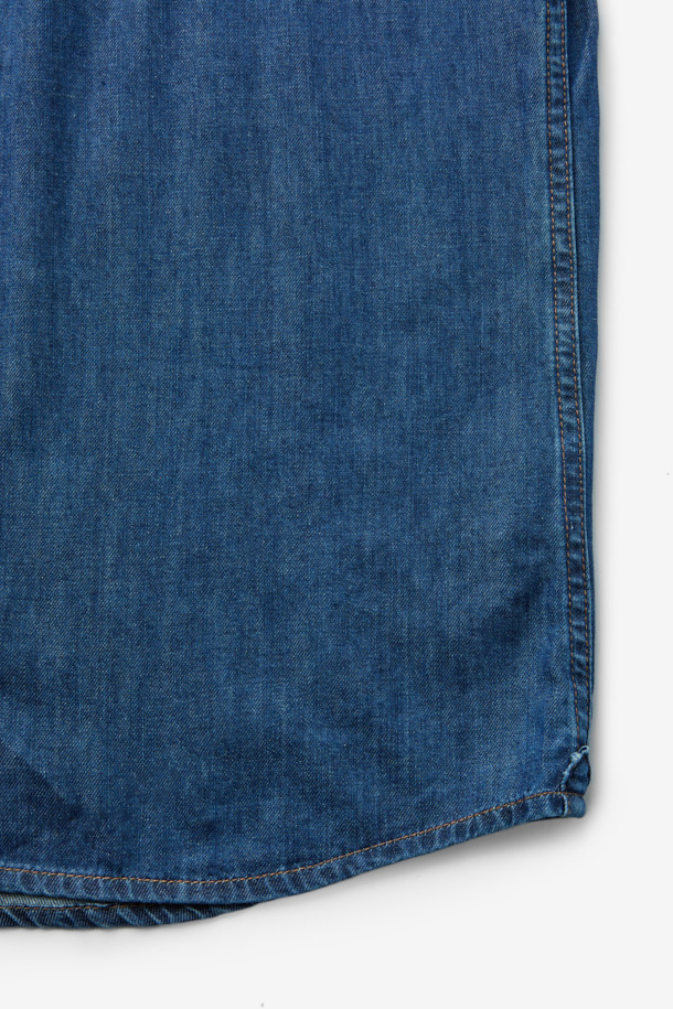 이 코튼 데님 셔츠는 봄, 가을에 어울리는 캐주얼 스타일의 상의입니다. 레귤러핏으로 제작되어 편안한 착용감을 제공하며, 버튼다운 네크라인과 긴 소매가 특징입니다. 워싱 처리된 블루 컬러의 무지 디자인은 어떤 룩에도 자연스럽게 어울립니다. 데이트룩, 출근룩 등 다양한 TPO에 활용할 수 있으며, 미니멀, 클래식 스타일을 선호하는 분들께 추천합니다. 면과 데님 소재의 조화로 부드러운 촉감과 내구성을 동시에 갖췄습니다.
