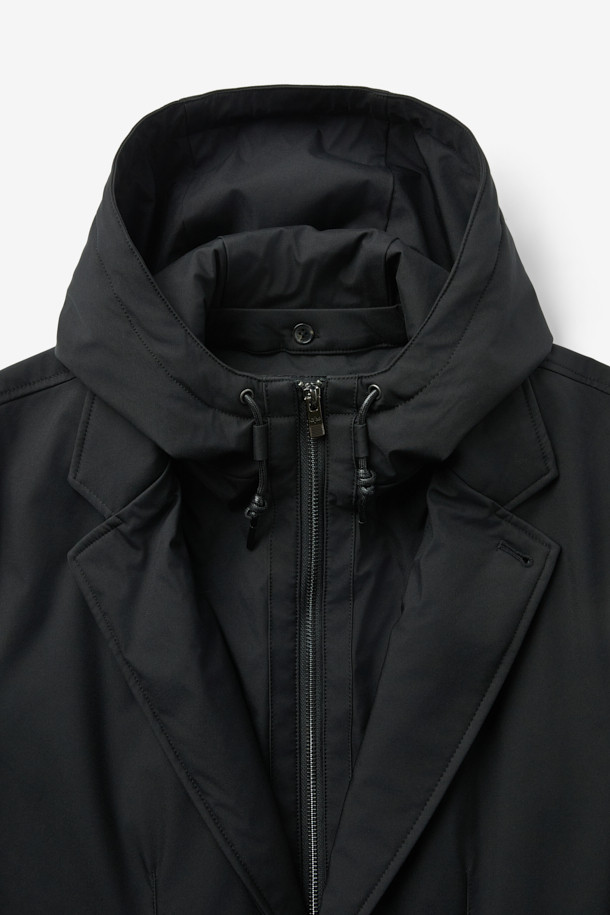 화섬 후드 패널 드라이빙 재킷은 간절기 날씨에 적합한 캐주얼 스타일의 남성용 재킷입니다. 블랙 색상의 무지 디자인으로, 출근룩이나 여행룩 등 다양한 TPO에 활용할 수 있습니다. 후드 탈부착이 가능하며, 방수, 방풍, 발수 기능과 보온성을 갖춰 변덕스러운 날씨에도 쾌적하게 착용할 수 있습니다. 레귤러 핏에 버튼 여밈 방식으로, 미니멀하고 클래식한 스타일을 연출합니다. 긴소매 기장의 화섬 소재로 제작되어 편안한 착용감을 제공합니다.
