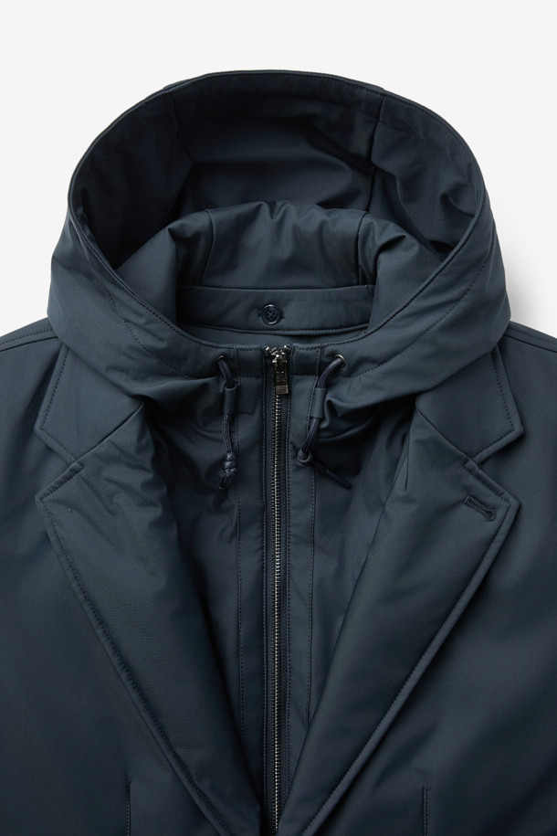 네이비 컬러의 화섬 후드 패널 드라이빙 재킷입니다. 간절기에 적합하며, 데일리 및 출근룩, 여행룩에 활용하기 좋은 캐주얼 스타일의 아우터입니다. 방수, 방풍, 발수, 보온 기능과 탈착 가능한 후드, 패딩 충전 안감으로 기능성을 높였습니다. 무지 패턴의 레귤러핏 디자인으로, 미니멀하고 클래식한 스타일을 연출하기 좋습니다. 두꺼운 두께감과 긴 소매 기장으로 따뜻함을 더했습니다.
