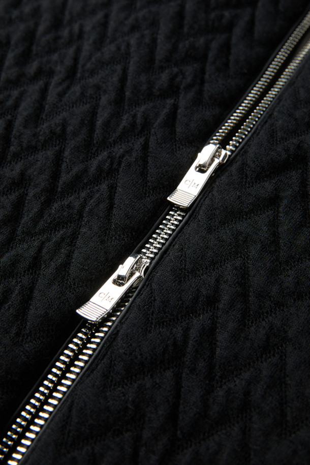 마지아 울 스트레치 블루종은 간절기에 적합한 남성용 블루종입니다. 블랙 컬러에 퀼팅 패턴이 돋보이며, 캐주얼과 모던 스타일을 동시에 연출합니다. 울 소재와 탄탄한 촉감, 긴 소매 기장이 특징이며, 패딩 충전재와 안감으로 보온성을 높였습니다. 비즈니스 캐주얼 및 출근룩에 활용하기 좋은 아이템으로, 집업 스타일로 간편하게 착용할 수 있습니다.
