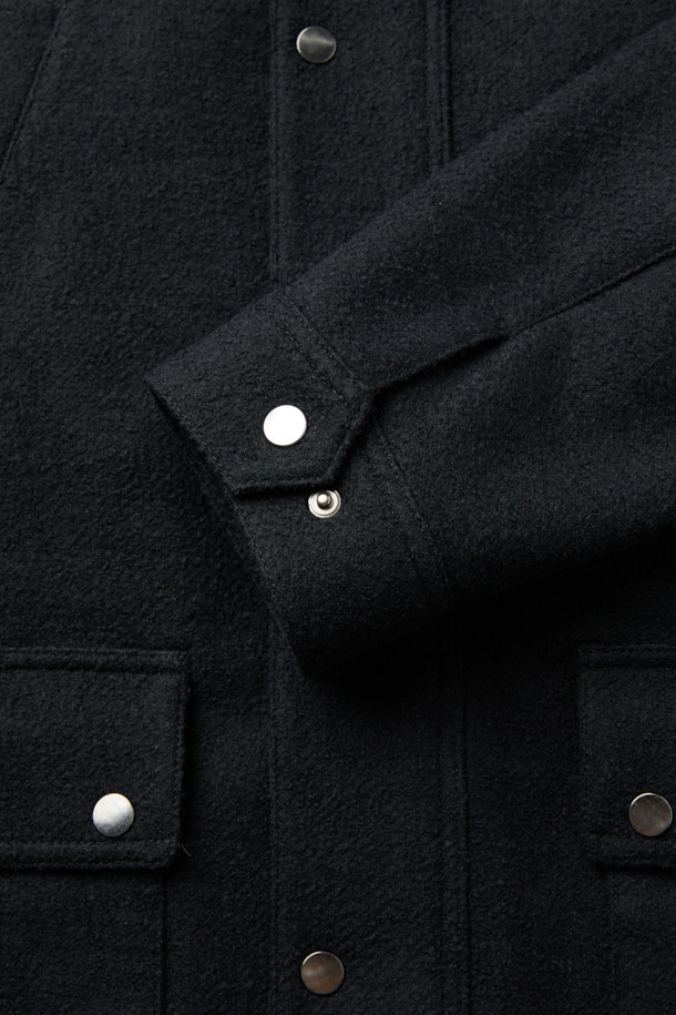 블랙 컬러의 울 부클트윌 사파리입니다. 간절기에 적합하며, 스타일리시하고 시크한 분위기를 연출합니다. 울, 폴리에스테르, 코듀로이 소재로 제작되어 부드러운 촉감을 선사하며, 카라 배색과 레이어드가 가능한 디자인으로 다양한 스타일을 연출할 수 있습니다. 무지 패턴의 중기장 기장으로 클래식, 미니멀, 시크한 출근룩에 완벽하게 어울립니다. 버튼 여밈 방식으로 간편하게 착용할 수 있으며, 충전재가 포함되어 있어 보온성을 더했습니다.
