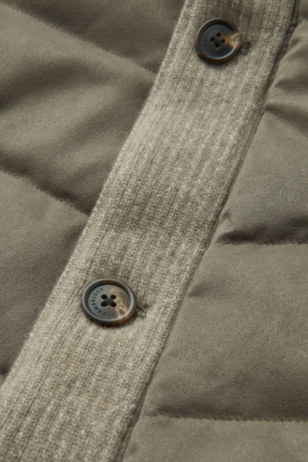 가을과 겨울, 당신의 스타일을 책임질 인조 스웨이드 하이브리드 구스다운 블루종입니다. 캐주얼한 무드의 이 블루종은 카키와 올리브 두 가지 색상으로 출시되어, 출근룩은 물론 다양한 일상 스타일에 활용하기 좋습니다. 부드러운 촉감의 스웨이드 소재와 보온성을 높여주는 구스다운 안감, 그리고 니트 소매의 하이브리드 디자인이 특징입니다. 레귤러 핏으로 편안한 착용감을 선사하며, 버튼 여밈 방식과 무지 패턴으로 미니멀하고 클래식한 분위기를 연출합니다. 쌀쌀한 날씨에도 따뜻하고 스타일리시하게 당신의 개성을 표현해보세요.
