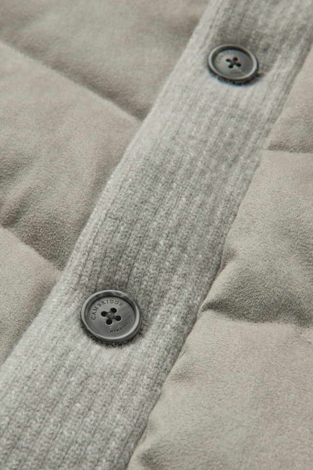 인조 스웨이드 하이브리드 구스다운 블루종은 부드러운 촉감의 인조 스웨이드 소재와 보온성이 뛰어난 구스다운 안감, 니트 소매의 하이브리드 디자인으로 한겨울에도 따뜻하게 착용할 수 있습니다. 캐주얼, 미니멀, 클래식 스타일을 아우르는 디자인으로, 일상복으로 활용하기 좋습니다. 레귤러 핏에 버튼 여밈 방식으로 편안한 착용감을 선사하며, 무지 디자인으로 어떤 스타일에도 쉽게 매치할 수 있습니다. 톤 다운된 그레이 컬러로 세련된 분위기를 연출합니다.
