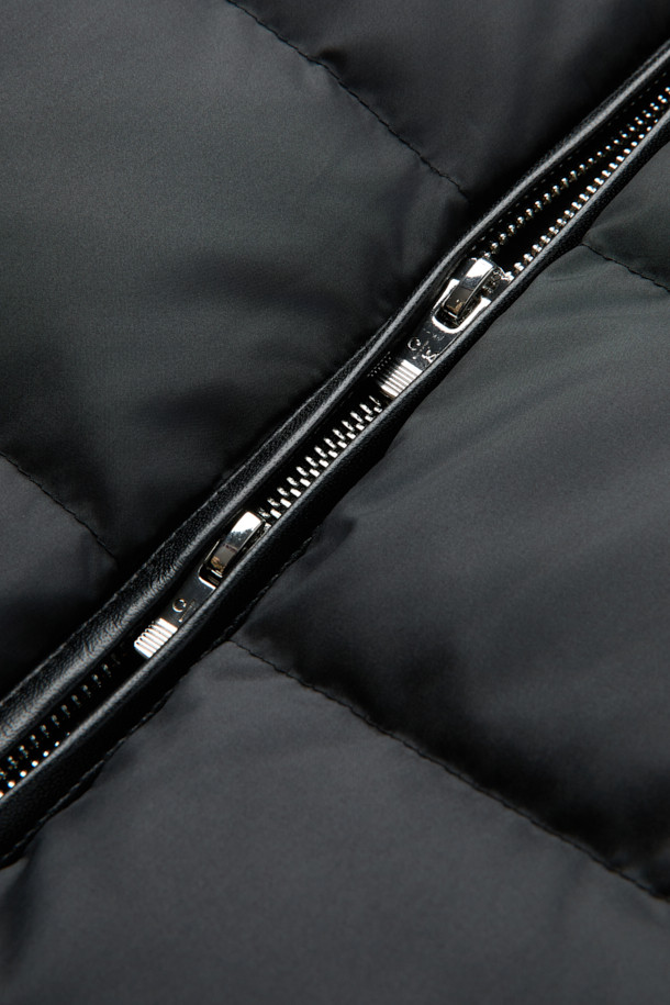 가죽 트리밍 경량 구스다운 블루종은 겨울철 출근룩을 위한 베이직 스타일의 아우터입니다. 가볍고 따뜻한 구스다운 충전재와 부드러운 나일론 소재, 가죽 트리밍 디테일이 고급스러운 분위기를 연출합니다. 숏 기장의 레귤러핏 블루종으로, 니트 시보리 밑단과 소매 니트 디테일이 편안한 착용감을 선사합니다. 집업 스타일로 간편하게 착용 가능하며, 무지 블랙 컬러로 어떤 옷에도 쉽게 매치할 수 있습니다. 보온성과 경량성을 동시에 갖춰 겨울철 데일리 아우터로 손색없습니다.
