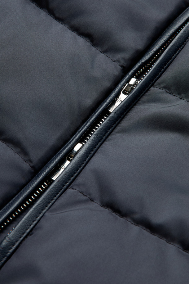 가죽 트리밍 경량 구스다운 블루종은 겨울철 추위를 막아줄 따뜻함과 스타일을 모두 갖춘 아우터입니다. 가볍고 부드러운 나일론 소재에 구스다운 충전재를 사용하여 뛰어난 보온성을 제공하며, 가죽 트리밍 디테일로 고급스러움을 더했습니다. 베이직한 디자인으로 출근룩이나 여행룩 등 다양한 TPO에 활용 가능하며, 미니멀, 클래식, 캐주얼 등 어떤 스타일에도 잘 어울립니다. 숏 기장의 블루종 스타일로 활동성을 높였으며, 니트 시보리로 편안한 착용감을 선사합니다. 집업 방식으로 간편하게 착용할 수 있으며, 데일리 아우터로 손색없는 활용도를 자랑합니다.
