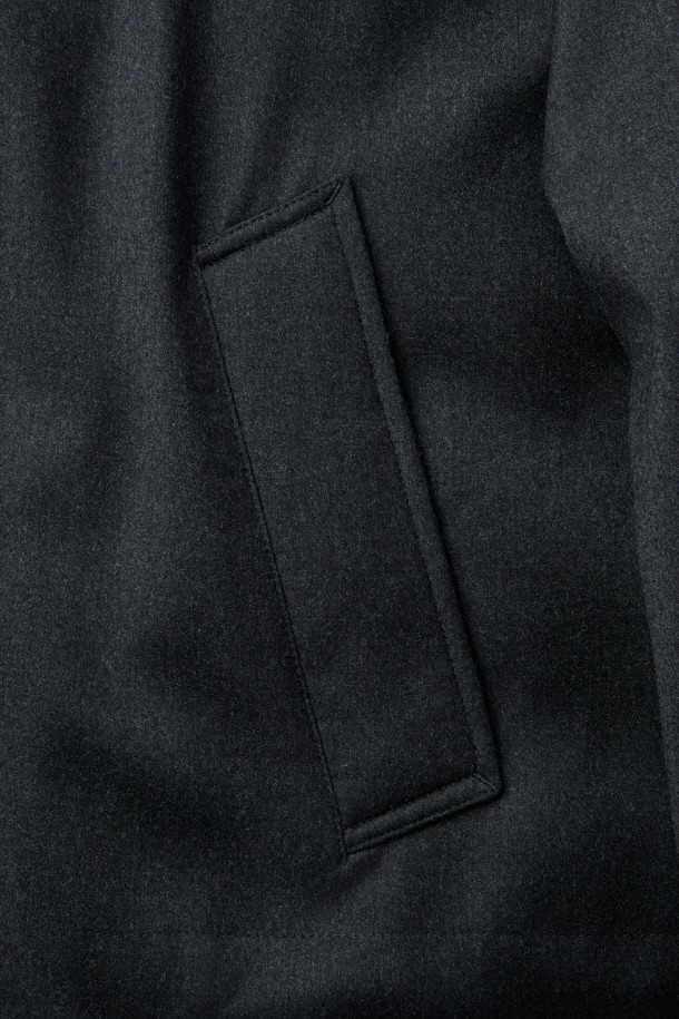 레다 울 후드 구스다운 점퍼는 겨울철 남성분들의 일상 및 캐주얼룩을 책임지는 아우터입니다. 클래식하고 미니멀한 스타일을 추구하며, 부드러운 촉감의 울 소재로 제작되어 고급스러운 착용감을 선사합니다. 무지 디자인에 레귤러핏으로 제작되었으며, 집업 방식으로 간편하게 착용 가능합니다. 보온성과 경량성을 갖춘 구스다운 충전재와 레이어드가 가능한 디자인으로, 출근룩과 모임룩 등 다양한 TPO에 활용할 수 있습니다.
