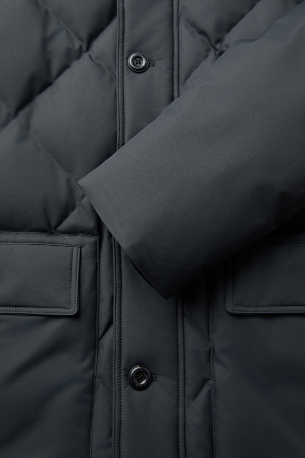 듀크 구스다운 파카는 겨울철 일상과 출근룩, 여행룩에 모두 활용하기 좋은 방한 파카입니다. 무지 디자인의 블랙 컬러로, 베이직하고 캐주얼한 스타일을 연출합니다. 후드 탈착이 가능하며, 긴 소매와 중기장 기장으로 보온성과 실용성을 높였습니다. 부드러운 촉감의 구스다운 소재에, 레귤러핏과 버튼 여밈 방식으로 편안한 착용감을 제공합니다. 보온, 방한 기능을 갖춘 두꺼운 두께감으로 추운 날씨에도 따뜻하게 몸을 보호해 줍니다.
