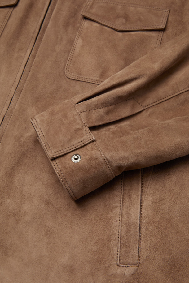 고급스러운 무드의 남성용 '고트 스웨이드 트러커' 자켓입니다. 부드러운 촉감의 고급 고트스킨 스웨이드 소재로 제작되어, 봄, 가을 시즌에 착용하기 좋습니다. 브라운 컬러와 클래식, 캐주얼 스타일을 아우르는 디자인은 데이트룩, 모임룩, 비즈니스 캐주얼 등 다양한 TPO에 활용할 수 있습니다. 레귤러핏과 크롭 기장, 집업 여밈 방식으로 편안한 착용감을 선사하며, 미니멀한 스타일을 즐기는 분들께도 추천합니다. 물에 약하니, 젖지 않도록 주의하여 관리해주세요.
