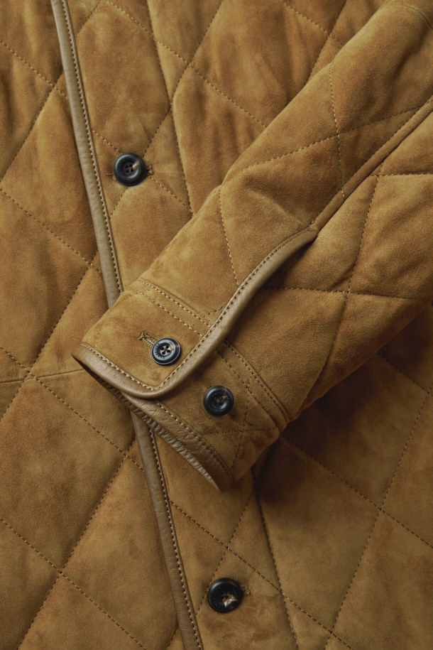 가을, 겨울 시즌을 위한 고트 스웨이드 퀼팅 드라이빙 점퍼입니다. 브라운과 카멜 두 가지 색상으로 출시되었으며, 캐주얼과 클래식 스타일을 모두 연출할 수 있습니다. 부드러운 스웨이드 소재와 두꺼운 두께감, 패딩 안감으로 따뜻함과 편안함을 선사합니다. 퀼팅 디자인과 레귤러핏으로 세련된 룩을 완성하며, 버튼 여밈 방식으로 간편하게 착용 가능합니다. 출근룩, 모임룩 등 다양한 TPO에 활용할 수 있는 실용적인 아이템입니다.
