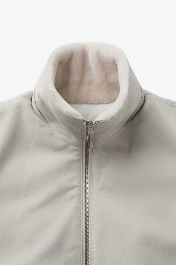 남성용 고트 스웨이드 하이브리드 구스 다운 블루종입니다. 부드러운 촉감의 고트 스웨이드와 니트 소재의 조화가 돋보이며, 등판과 소매는 니트 소재로, 카라와 퍼 배색으로 포인트를 더했습니다. 유럽피안 구스다운 충전재를 사용하여 보온성을 높였으며, 일상 및 데이트룩에 활용하기 좋은 캐주얼 스타일의 점퍼입니다. 레귤러핏으로 편안하게 착용 가능하며, 가을, 겨울 시즌에 따뜻함을 선사합니다. 집업 방식으로 간편하게 입고 벗을 수 있으며, 무지 디자인으로 다양한 스타일 연출이 용이합니다.
