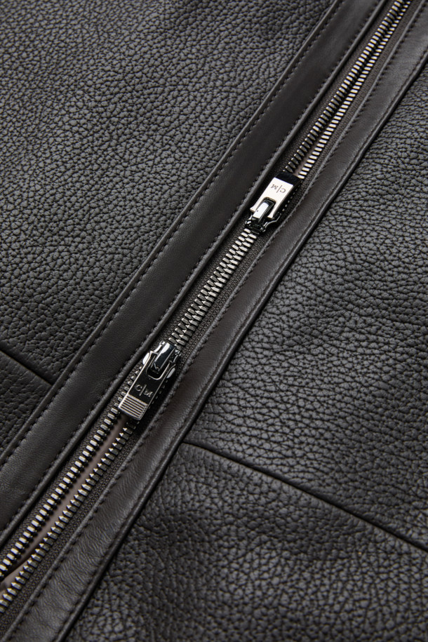 **램 엠보 G-1 구스 다운 점퍼**는 남성용 겨울 아우터로, 램스킨(가죽) 소재에 엠보싱 가공으로 고급스러움을 더했습니다. 베이직하고 캐주얼한 스타일로, 일상에서 편안하게 착용하기 좋습니다. 넉넉한 두께감과 부드러운 촉감, 소매와 밑단 니트 배색이 특징입니다. 유로피안 구스다운 충전재와 안감으로 보온성을 높였으며, 카라 퍼 디테일이 돋보이는 G-1 점퍼 스타일입니다. 집업 방식으로 간편하게 착용 가능하며, 레귤러 핏으로 제작되었습니다.
