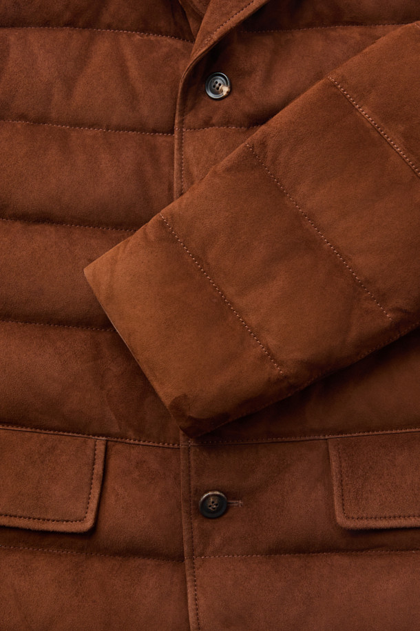 부드러운 스웨이드 소재와 따뜻한 구스다운 충전재가 돋보이는 남성용 램 스웨이드 후드 드라이빙 구스 다운 재킷입니다. 베이직하고 캐주얼한 스타일로, 일상과 비즈니스룩 모두에 잘 어울립니다. 탈부착 가능한 후드와 포근한 퍼 안감으로 보온성을 높였으며, 경량 설계로 편안한 착용감을 선사합니다. 브라운 컬러의 레귤러핏 드라이빙 재킷으로, 버튼 여밈 방식과 긴 소매 기장을 갖추었습니다. 겨울철, 클래식하면서도 미니멀한, 그리고 캐주얼한 스타일을 연출해보세요.
