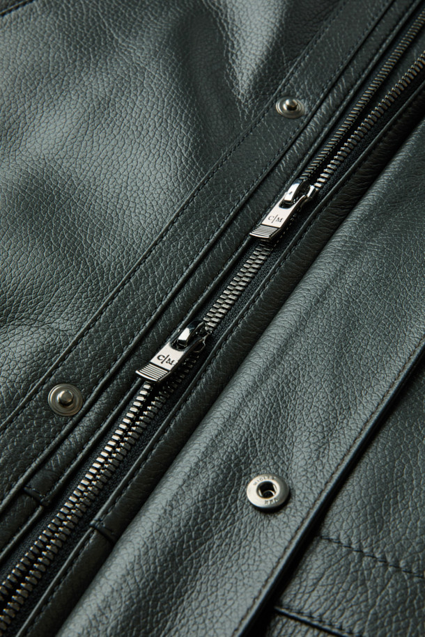 **램 스탠카라 구스 다운 사파리**는 부드러운 램스킨(양가죽) 소재와 구스다운 충전재를 사용하여 보온성을 극대화한 겨울 아우터입니다. 클래식하고 캐주얼한 스타일을 모두 아우르는 디자인으로, 일상 및 출근룩에 적합합니다. 하프 기장의 레귤러핏으로 제작되었으며, 탈부착 가능한 니트 칼라와 집업 여밈 방식이 특징입니다. 블랙과 다크 그린 두 가지 색상으로 만나볼 수 있으며, 무지 패턴으로 미니멀한 매력을 더했습니다. 추운 겨울, 스타일과 따뜻함을 동시에 잡을 수 있는 램 스탠카라 구스 다운 사파리를 경험해 보세요.
