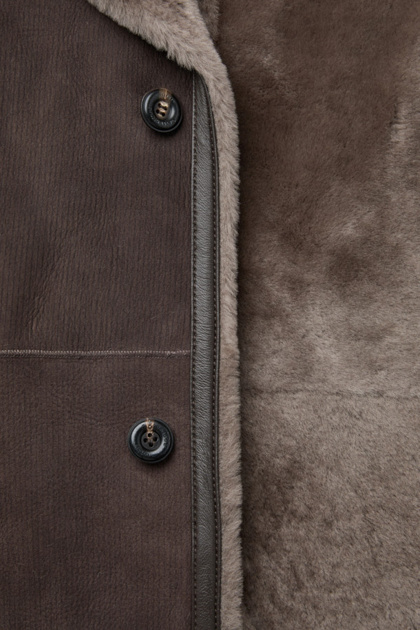 클래식하고 엘레강스한 무드를 자아내는 여성 램 무스탕입니다. 부드러운 소가죽 소재에 두꺼운 두께감으로 뛰어난 보온성을 자랑하며, 안감은 퍼로 마감하여 포근한 착용감을 선사합니다. 롱 기장의 브라운 컬러 무스탕으로, 시크한 스트라이프 패턴과 더블 페이스, 퍼 배색 디테일이 돋보입니다. 싱글 버튼 여밈과 레귤러핏으로 제작되어 데이트룩, 모임룩, 연말 모임룩 등 다양한 TPO에 활용 가능합니다.
