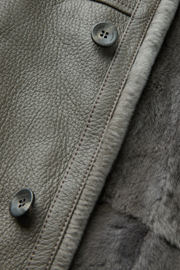 부드러운 스웨이드와 가죽 소재로 제작된 남성용 "디어 나빠 풀퍼"는 클래식한 무드의 트러커 코트입니다. 카키 컬러에 무지 패턴으로 어떤 스타일에도 잘 어울리며, 특히 데이트룩, 출근룩, 모임룩에 적합합니다. 안감 전체에 위즐 퍼를 사용하여 뛰어난 보온성을 제공하며, 두꺼운 두께감으로 한겨울 추위에도 따뜻하게 착용할 수 있습니다. 레귤러핏과 레귤러 기장으로 편안한 착용감을 선사하며, 버튼 여밈 방식과 긴 소매 디자인이 특징입니다. 클래식하고 미니멀한 스타일을 즐기는 남성분들께 추천합니다.
