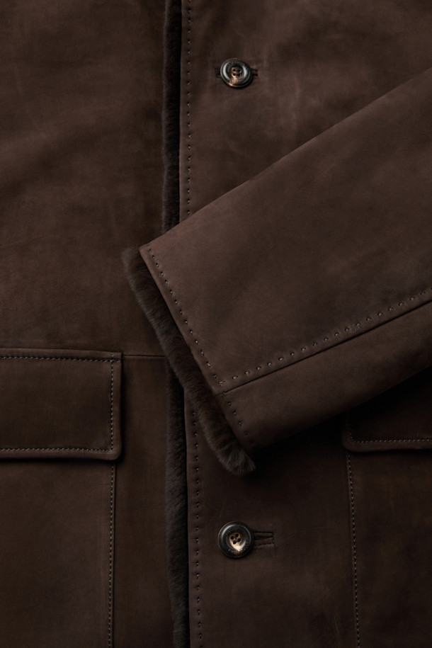 베이비카프 스탠카라 풀퍼는 여성용 아우터로, 가을과 겨울에 따뜻하게 입을 수 있는 제품입니다. 브라운 컬러의 소가죽 소재로 제작되었으며, 부드러운 촉감을 자랑합니다. 하프 기장의 레귤러핏 디자인에 버튼 여밈 방식으로 클래식하고 미니멀한 스타일을 연출합니다. 안감은 위즐 퍼로 처리되어 보온성을 높였으며, 스탠드 칼라와 긴 소매가 특징입니다. 출근룩, 모임룩, 데이트룩 등 다양한 TPO에 시크하게 매치할 수 있습니다.
