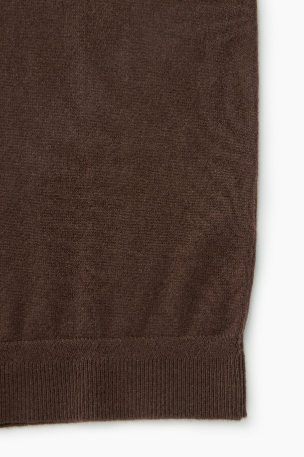 부드러운 촉감의 켄싱턴 캐시미어 100% 카라넥 니트입니다. 겨울철 따뜻함을 선사하는 베이직 스타일의 브라운 컬러 무지 니트입니다. 출근룩과 모임룩에 모두 어울리는 클래식, 미니멀, 캐주얼 스타일을 연출할 수 있습니다. 3버튼 카라넥 디자인과 볼륨감 있는 원사가 특징이며, 긴 소매 기장으로 제작되었습니다.
