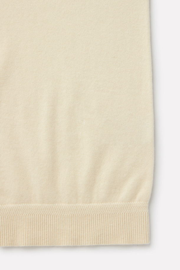 켄싱턴 캐시미어 100% 카라넥 니트는 부드러운 촉감의 캐시미어 100% 소재로 제작된 남성용 니트입니다. 두꺼운 두께감과 레귤러핏으로 제작되었으며, 베이직, 포멀, 캐주얼 스타일 모두 소화 가능합니다. 3버튼 카라 디자인과 볼륨감이 특징이며, 겨울철 출근룩, 비즈니스 캐주얼, 모임룩 등 다양한 TPO에 활용할 수 있습니다. 클래식, 미니멀, 캐주얼 스타일을 즐기는 남성에게 적합하며, 아이보리 색상의 무지 디자인으로 어떤 스타일에도 쉽게 매치할 수 있습니다. 긴 소매 기장의 레귤러 기장 니트입니다.
