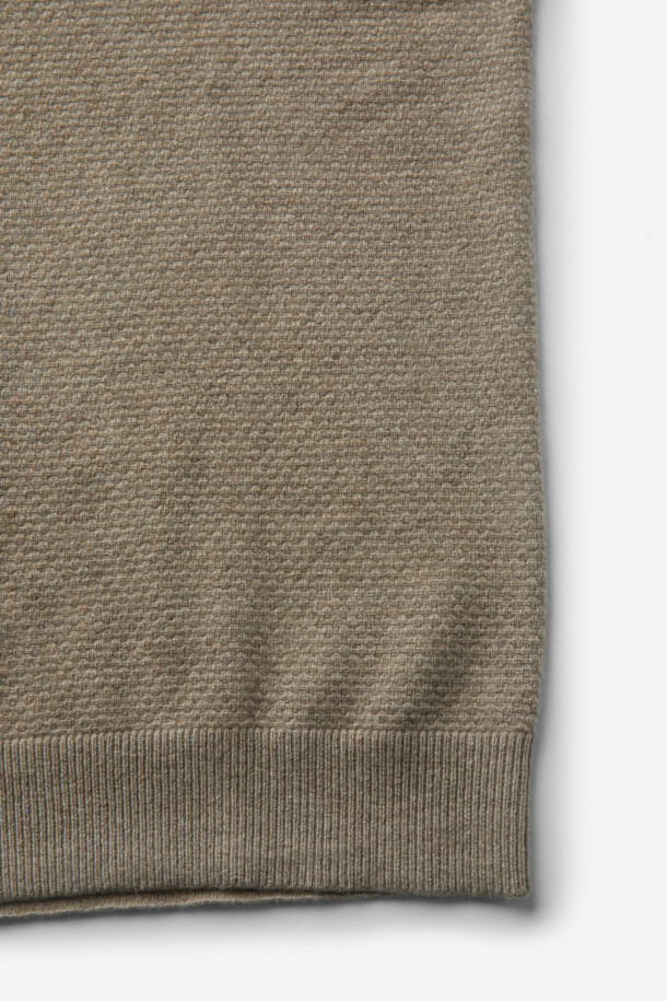 부드러운 캐시미어 100% 소재의 하프 터틀넥 니트입니다. 멜란지 베이지 컬러로 고급스러운 분위기를 연출하며, 레귤러 핏으로 편안하게 착용 가능합니다. 가을, 겨울 시즌에 어울리는 두꺼운 두께감과 볼륨감 있는 조직감으로 따뜻함을 더합니다. 출근룩과 모임룩, 클래식 또는 미니멀 스타일 모두 소화 가능한 아이템입니다. 긴 소매 기장으로 답답함 없이 세련된 스타일을 완성해 보세요.
