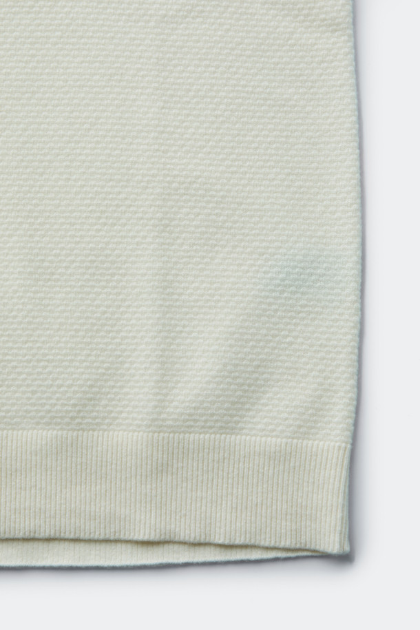 캐시미어 100% 풀 터틀넥 니트는 부드러운 촉감과 따뜻함을 선사하는 겨울철 필수 아이템입니다. 아이보리 색상의 무지 디자인으로, 클래식하고 미니멀한 스타일을 연출하여 출근룩에 적합합니다. 2/26수 원사의 캐시미어 100% 소재로 제작되어 고급스러움을 더하며, 탄탄한 넥라인은 오랫동안 변형 없이 착용 가능합니다. 긴 소매 기장으로 보온성을 높여 겨울철에도 스타일리시하게 연출할 수 있습니다.
