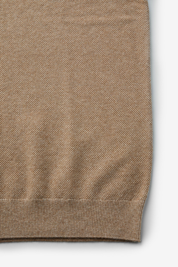 부드러운 울과 캐시미어 혼방 소재로 제작되어 포근한 착용감을 선사하는 울 캐시 투톤 카라넥 니트입니다. 클래식한 무드의 투톤 디자인과 카라넥 디테일, 두 개의 버튼이 특징이며, 레귤러핏으로 편안하게 착용 가능합니다. 가을, 겨울 시즌 데이트룩, 모임룩, 출근룩 등 다양한 TPO에 활용하기 좋습니다. 미니멀, 시크 스타일을 즐겨 입는 분들께 추천하며, 고급스러운 분위기를 연출합니다. 
