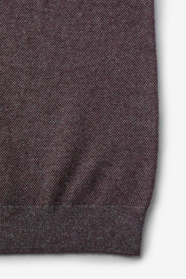 부드러운 울과 캐시미어 혼방 소재로 제작된 울 캐시 투톤 카라넥 니트입니다. 버건디와 멜란지 그레이 두 가지 색상으로 제공되며, 투톤 디자인이 특징입니다. 레귤러 핏에 긴 소매 기장으로, 가을과 겨울에 따뜻하게 착용할 수 있습니다. 카라넥과 투 버튼 디테일이 클래식한 무드를 더하며, 데이트룩, 출근룩, 모임룩 등 다양한 TPO에 활용 가능합니다. 미니멀, 캐주얼 스타일과도 잘 어울립니다.
