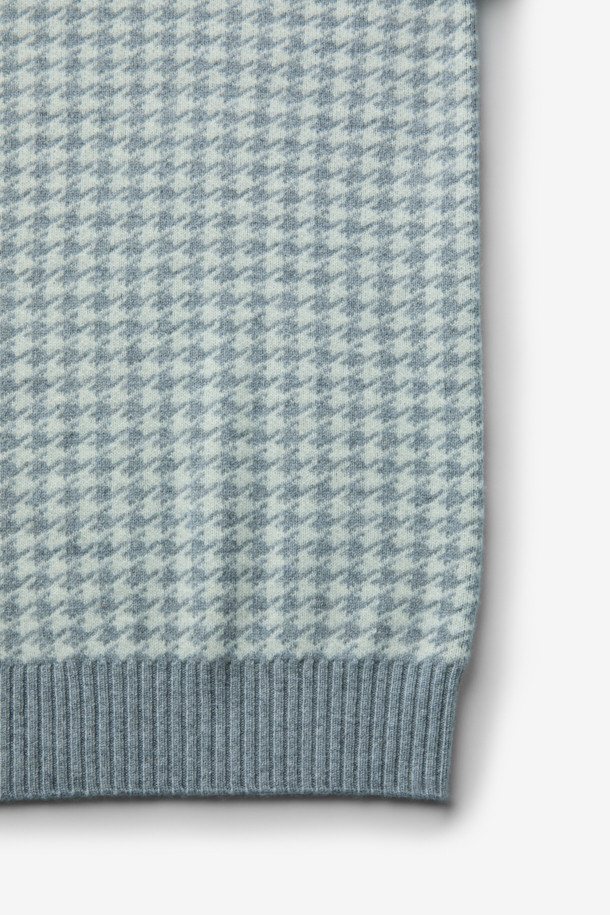 울과 캐시미어 혼방 소재로 제작된 하운드투스 패턴의 하프 터틀넥 니트입니다. 부드러운 촉감과 두꺼운 두께로 따뜻함을 선사하며, 가을, 겨울 시즌에 활용하기 좋습니다. 레귤러핏으로 제작되었으며, 베이직하고 클래식한 스타일을 연출합니다. 그레이, 민트 두 가지 색상으로 출시되었으며, 배색 디테일이 돋보입니다. 출근룩과 모임룩 모두에 잘 어울리는 스타일리시한 아이템입니다.
