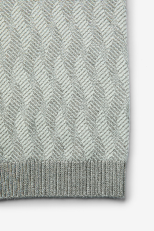 세련된 스타일을 완성하는 울 캐시 지오메트리 풀 터틀넥 니트입니다. 울 70%와 캐시미어 30% 혼방 소재로 제작되어 부드러운 촉감과 뛰어난 보온성을 자랑합니다. 레귤러핏에 긴소매 기장으로 디자인되어 가을, 겨울철 데일리룩은 물론 출근룩과 모임룩에도 활용하기 좋습니다. 베이직하고 미니멀한 무드의 그레이 컬러에 지오메트릭 패턴으로 포인트를 더했으며, 터틀넥 디자인으로 세련된 분위기를 연출합니다. 클래식, 미니멀, 캐주얼 등 다양한 스타일과 매치하여 폭넓게 활용해보세요.
