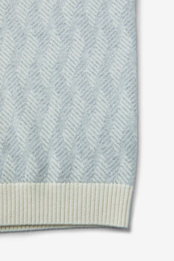 울과 캐시미어 혼방으로 제작된 여성용 풀 터틀넥 니트입니다. 아이보리, 하늘색 두 가지 색상으로 출시되었으며, 겨울철 출근룩에 클래식, 미니멀, 캐주얼 스타일을 더해줍니다. 레귤러핏에 레귤러 기장으로 편안하게 착용 가능하며, 두꺼운 두께감으로 따뜻함을 선사합니다. 지오메트릭 패턴으로 포인트를 주어 세련된 분위기를 연출하며, 부드러운 촉감이 특징입니다. 울 70%, 캐시미어 30% 혼방으로 제작되어 고급스러운 퀄리티를 자랑합니다.
