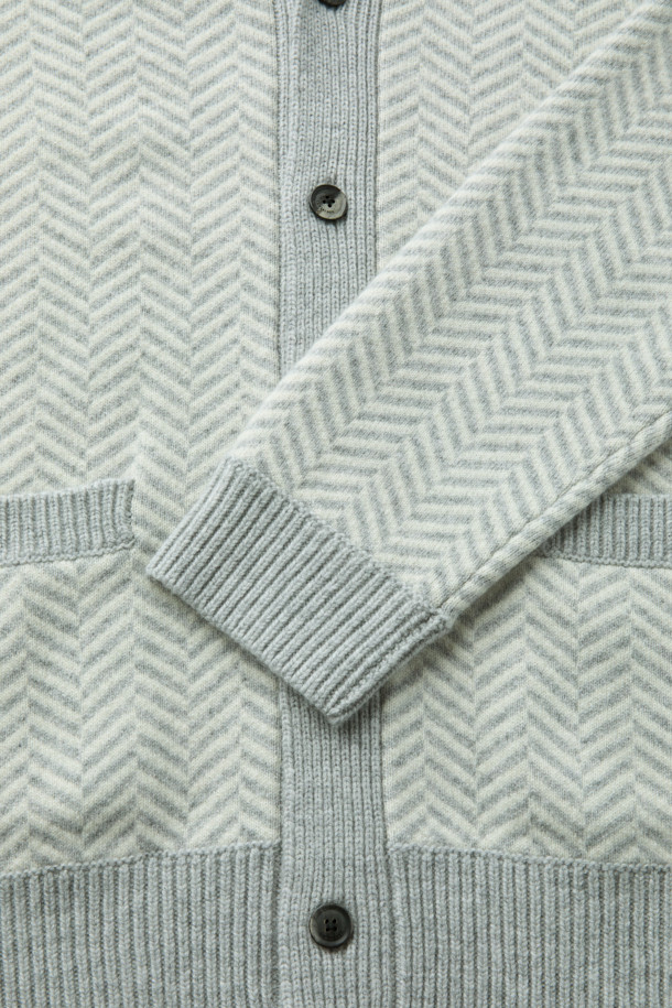 부드러운 울과 캐시미어 혼방 소재의 헤링본 패턴 숄 카디건 니트입니다. 민트와 그레이 두 가지 색상으로 출시되었으며, 가을과 겨울에 따뜻하게 착용할 수 있습니다. 숄 카라 디자인과 레귤러핏으로 클래식한 무드를 연출하며, 두꺼운 두께감으로 보온성을 높였습니다. 70% 울, 30% 캐시미어 혼방의 고급스러운 소재감과 자카드 조직으로 제작되었습니다. 데이트룩, 모임룩, 출근룩 등 다양한 TPO에 활용 가능하며, 아우터와 레이어드하여 세련된 스타일을 완성할 수 있습니다.
