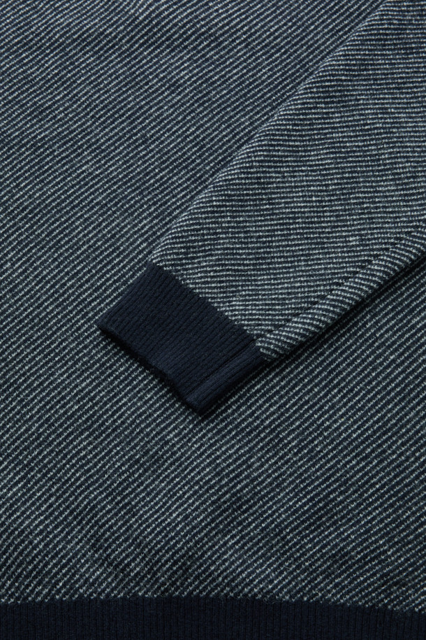 다크 네이비와 아이보리 두 가지 색상으로 출시된 울 캐시 오블리크 라인 하프 집업 니트입니다. 울과 캐시미어 혼방 소재로 제작되어 부드러운 촉감과 뛰어난 보온성을 자랑하며, 가을/겨울 시즌에 활용하기 좋습니다. 하프넥 디자인과 긴 소매 기장으로 클래식, 미니멀, 캐주얼 등 다양한 스타일을 연출할 수 있습니다. 자카드 & 트윌 패턴이 은은하게 돋보이며, 레이어드 스타일링에도 용이하여 출근룩, 모임룩 등 TPO에 맞춰 폭넓게 활용 가능합니다.
