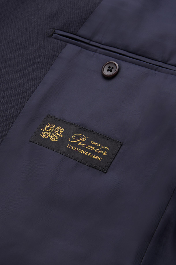 국내 울 조직감 수트 재킷 (Navy)는 오피스룩, 출근룩, 비즈니스 캐주얼에 적합한 남성용 수트 재킷입니다. 클래식하고 미니멀한 스타일을 추구하는 남성을 위해 디자인되었으며, 봄, 가을, 겨울 세 계절 모두 착용 가능합니다. 네이비 컬러의 무지 디자인에 조직감 있는 울 소재를 사용하여 고급스러움을 더했습니다. 레귤러 핏, 싱글 버튼 여밈, 긴 소매 기장으로 제작되었으며, 중간 두께감과 부드러운 촉감이 특징입니다. 정장 스타일의 재킷으로, 톤온톤 네이비 컬러가 세련된 인상을 줍니다.
