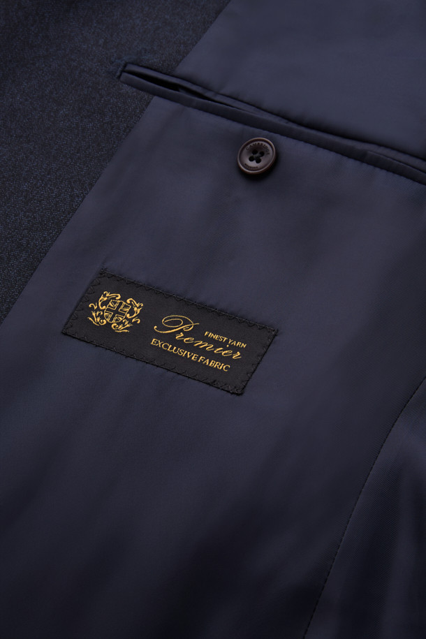 세련된 남성분들을 위한 국내 울 멜란지 수트 재킷 (Navy)입니다. 고급스러운 울 소재로 제작되어 부드러운 촉감과 뛰어난 착용감을 선사합니다. 클래식하고 포멀한 디자인으로, 오피스룩, 비즈니스 캐주얼, 출근룩 등 다양한 TPO에 활용 가능합니다. 레귤러핏 싱글버튼 스타일로, 미니멀하면서도 세련된 분위기를 연출합니다. 멜란지 원단 특유의 은은한 멋이 돋보이는 네이비 컬러의 정장 재킷입니다.
