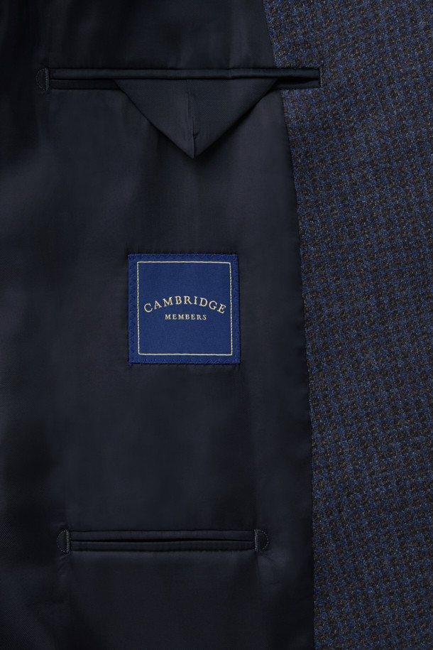 가을, 겨울 시즌에 어울리는 남성용 울 마이크로 체크 재킷입니다. 브라운, 네이비 두 가지 색상으로 출시되었으며, 클래식하고 포멀한 스타일을 연출하기 좋습니다. 싱글 버튼 디자인과 레귤러 핏으로 제작되어 편안한 착용감을 선사합니다. 톤다운된 컬러 조합과 마이크로 체크 패턴이 세련된 느낌을 더하며, 오피스룩, 비즈니스 캐주얼, 모임룩 등 다양한 TPO에 활용 가능합니다. 울 소재 특유의 두께감으로 따뜻함을 유지하며, 미니멀한 스타일을 선호하는 남성분들께 추천합니다.
