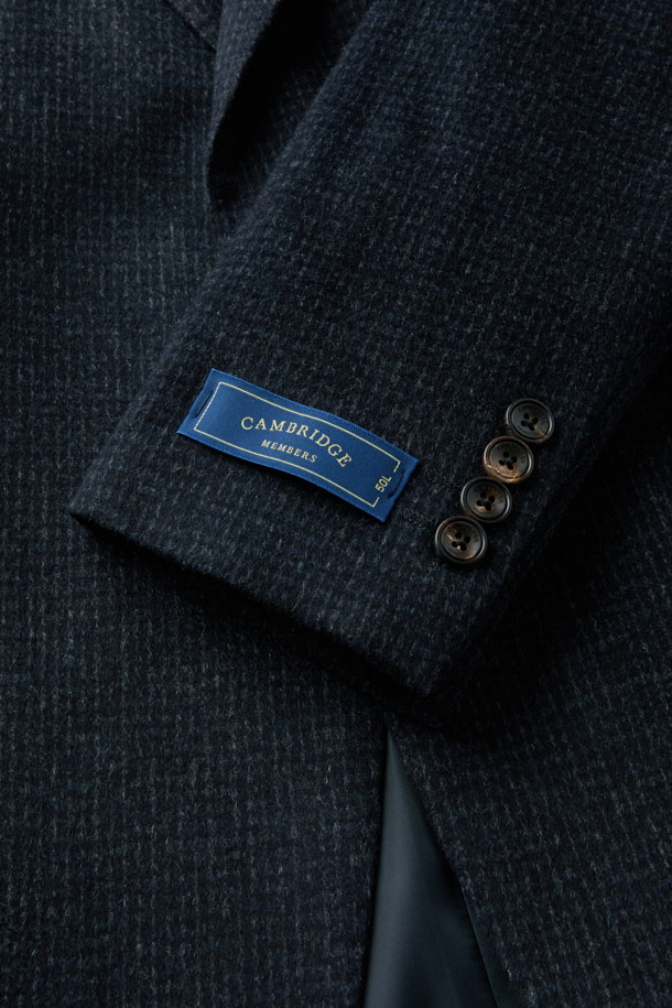 세련되고 차분한 분위기의 남성용 울 마이크로 솔리드 재킷입니다. 겨울철 보온성을 높여주는 두꺼운 두께감과 긴 소매 기장이 특징입니다. 일상, 출근룩, 비즈니스 캐주얼, 모임룩 등 다양한 TPO에 활용 가능하며, 클래식, 미니멀, 시크 스타일을 연출하기 좋습니다. 마이크로 패턴이 은은하게 돋보이는 네이비 컬러의 레귤러핏 싱글버튼 재킷으로, 당신의 겨울 스타일을 더욱 돋보이게 해줄 것입니다.
