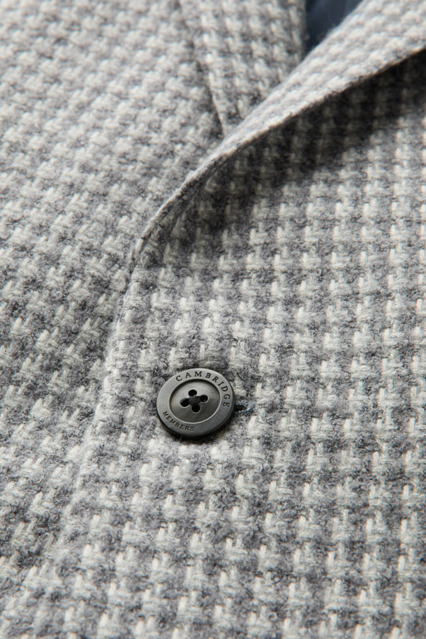 세련된 남성분들을 위한 울 혼방 하운드투스 재킷입니다. 클래식한 무드의 그레이 컬러, 레귤러 핏으로 제작되어 오피스룩, 비즈니스 캐주얼, 모임룩 등 다양한 TPO에 활용하기 좋습니다. 고급스러운 울과 알파카 혼방 소재로 제작되어 겨울철에도 따뜻하게 착용할 수 있으며, 두꺼운 두께감으로 보온성을 높였습니다. 톤온톤 하운드투스 패턴과 싱글 버튼 여밈 방식으로 미니멀하면서도 세련된 스타일을 연출합니다.
