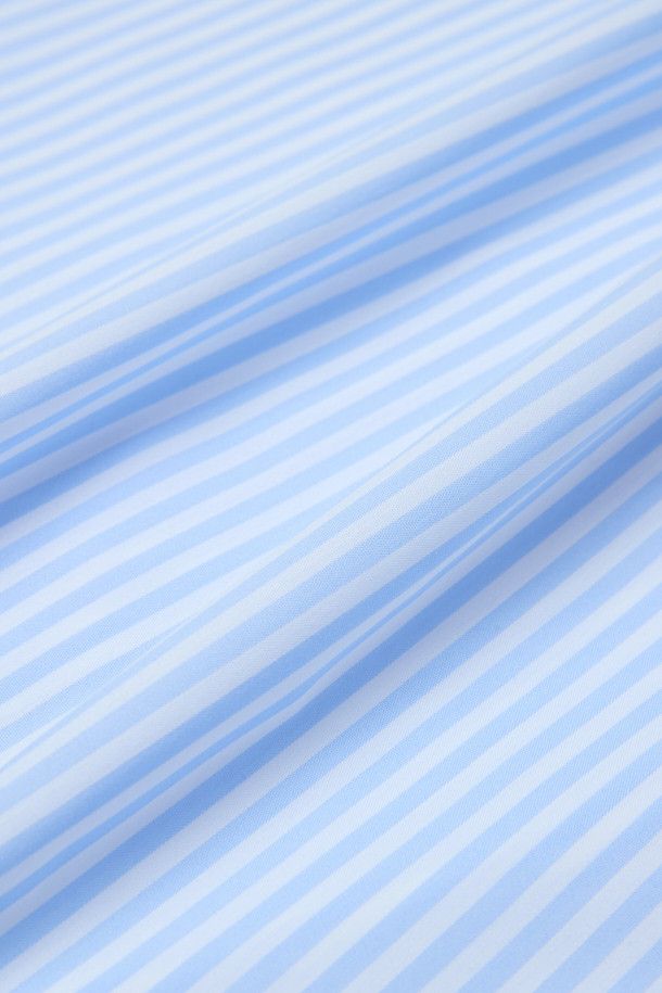 **스트라이프 와이드 칼라 드레스셔츠**는 남성용 드레스셔츠로, 블루와 화이트 컬러의 스트라이프 패턴이 특징입니다. 면 소재로 제작되어 부드러운 촉감을 선사하며, 레귤러핏과 얇은 두께로 편안하게 착용할 수 있습니다. 와이드 칼라 디자인이 돋보이며, 센터 풀 버튼, 칼라 심지 처리, 2버튼 소맷단, 롤업 기능 등 섬세한 디테일을 더했습니다. 일상 및 비즈니스룩에 모두 활용 가능하며, 오피스룩, 비즈니스 캐주얼, 출근룩 등 다양한 TPO에 적합합니다. 클래식하고 미니멀한 스타일을 추구하는 남성에게 제격입니다.

