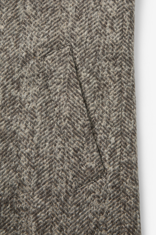 델피노 울알파카캐시 헤링본 발마칸 코트는 울, 알파카, 캐시미어의 고급 소재 혼방으로 제작되어 부드러운 촉감과 뛰어난 보온성을 자랑합니다. 클래식한 헤링본 패턴과 레귤러핏 디자인, 롱 기장으로 세련된 스타일을 연출하며, 가을/겨울 시즌 일상, 출근룩, 비즈니스 캐주얼, 모임룩 등 다양한 TPO에 활용 가능합니다. 레글런 소매 디테일과 싱글 버튼 여밈 방식으로 편안함과 활동성을 더했습니다. 시크하고 미니멀한 스타일을 선호하는 분들께 추천하는 발마칸 코트입니다.
